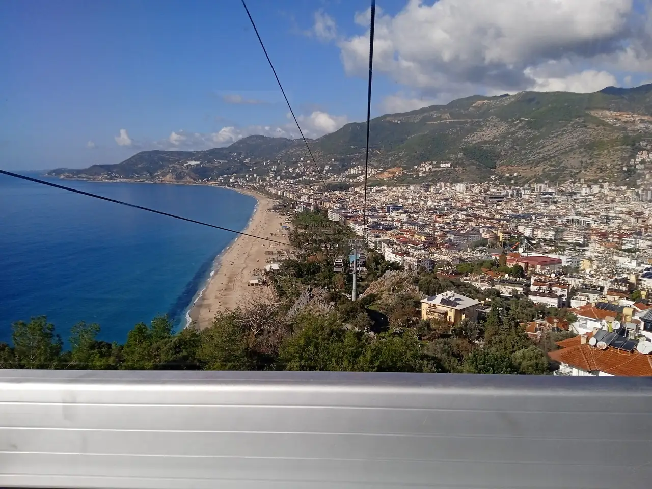 Plaża Kleopatry i Alanya widziane z kolejki linowej