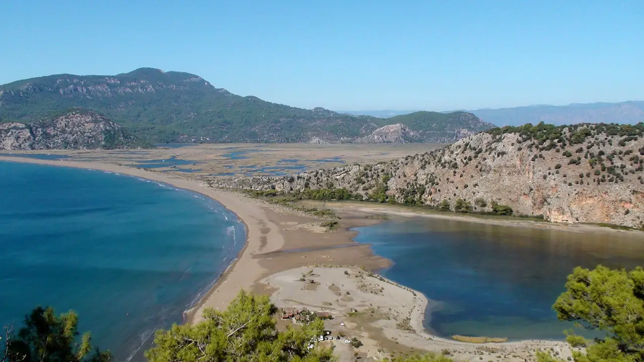 Deniz ile Dalyan kanalı arasında uzun bir kum seti: İztuzu plajı