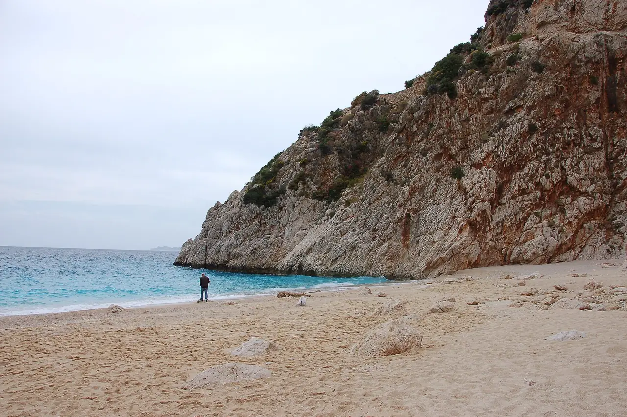 Kalkan ile Kaş arasında, dik yamaçların altında kumlu bir koy: Kaputaş plajı