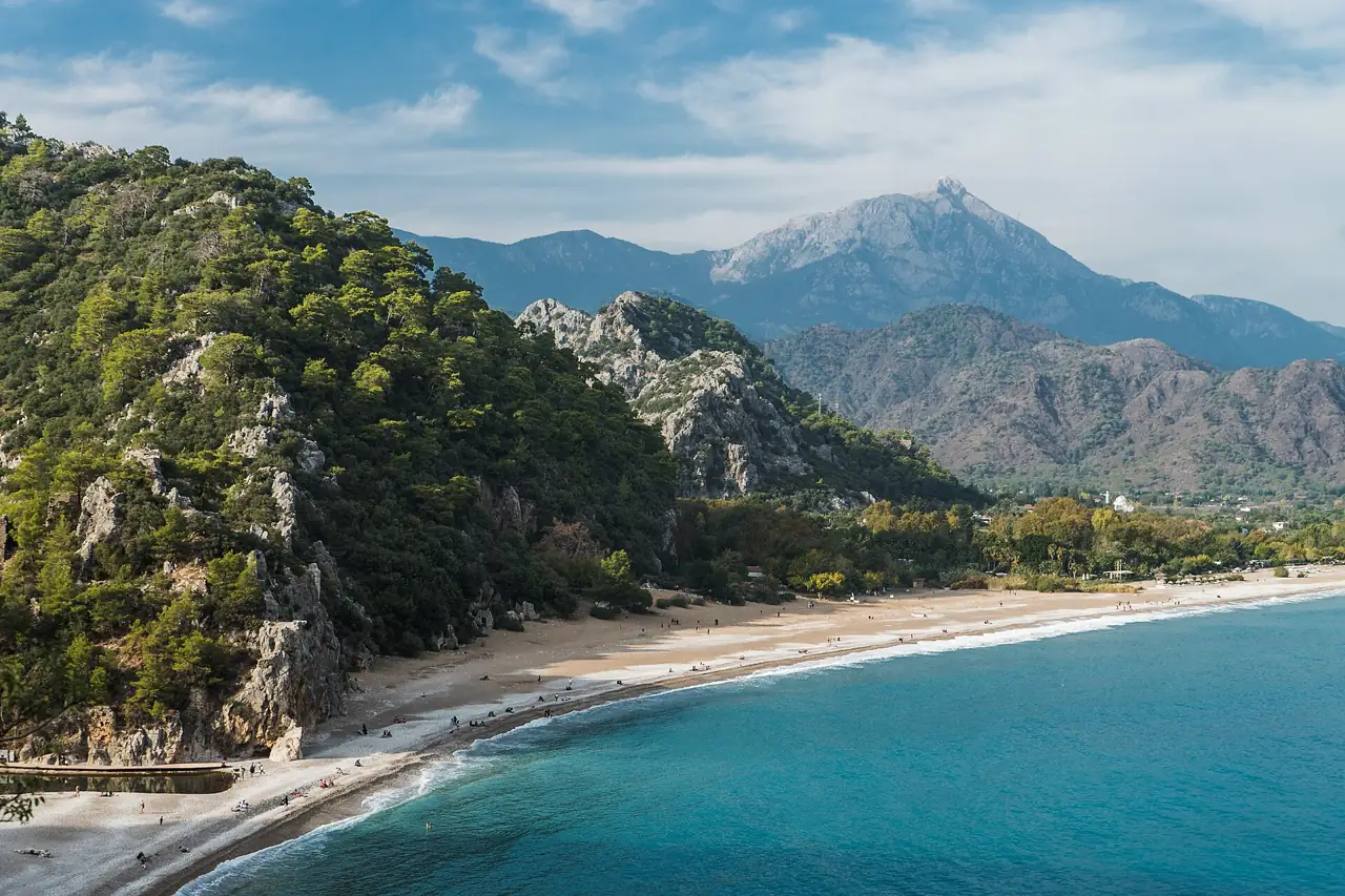 Der lange Strand von Çıralı mit den grünen Hängen des Taurus dahinter