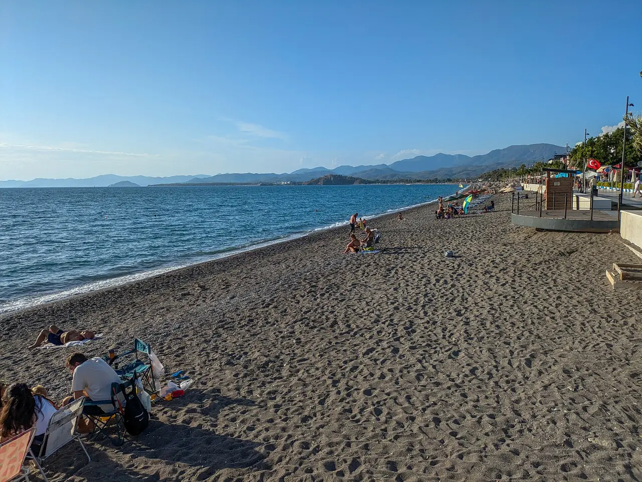 Fethiye yakınında Çalış'ın uzun plajı ve körfezin karşısındaki dağlar