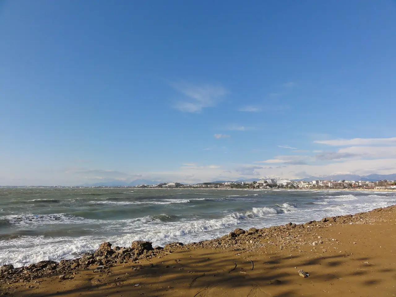 Ein breiter Sandstrand in Side mit sanften Wellen