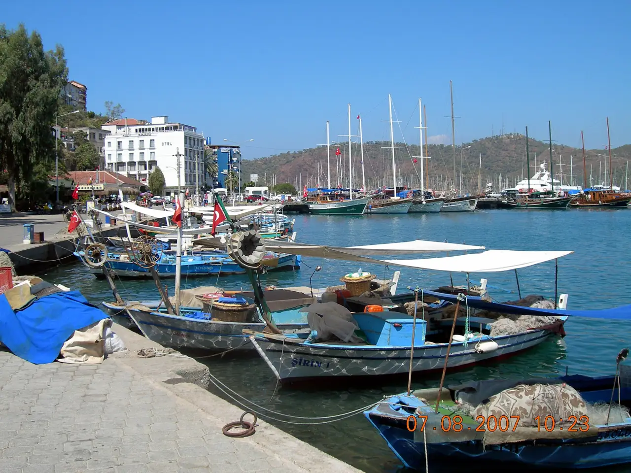 Fischerboote und Gulets im Hafen von Fethiye