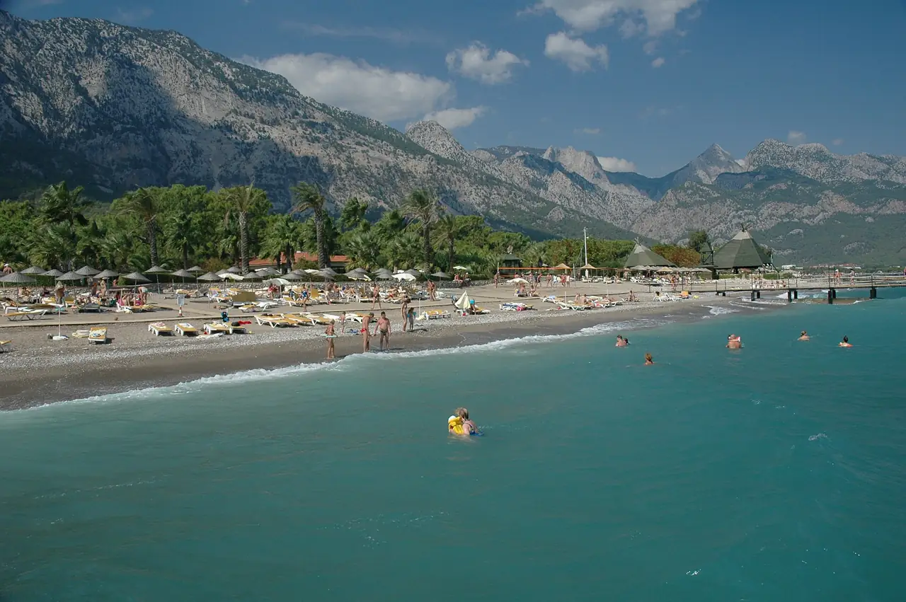 Türkisfarbenes Wasser und langer Strand in Göynük vor dem Taurusgebirge