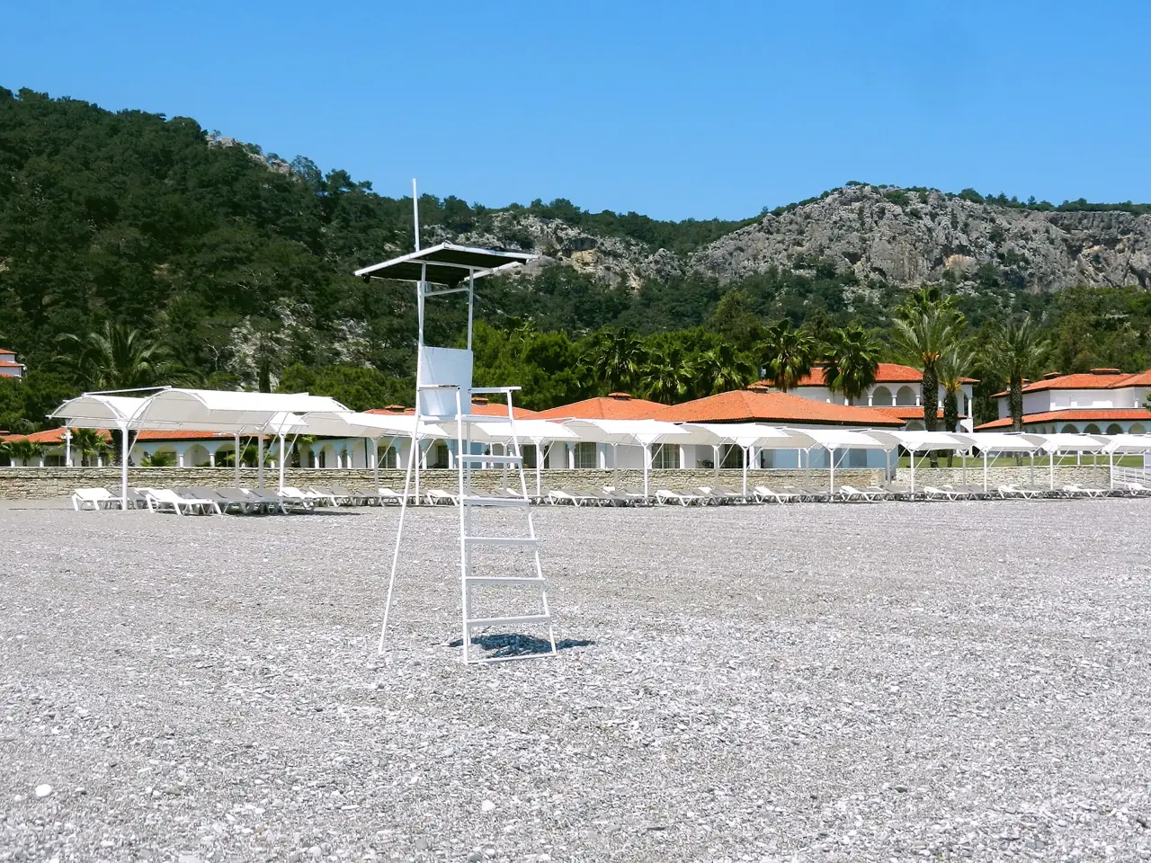 Kemer yakınında Kiriş'te çakıllı plajda cankurtaran kulesi