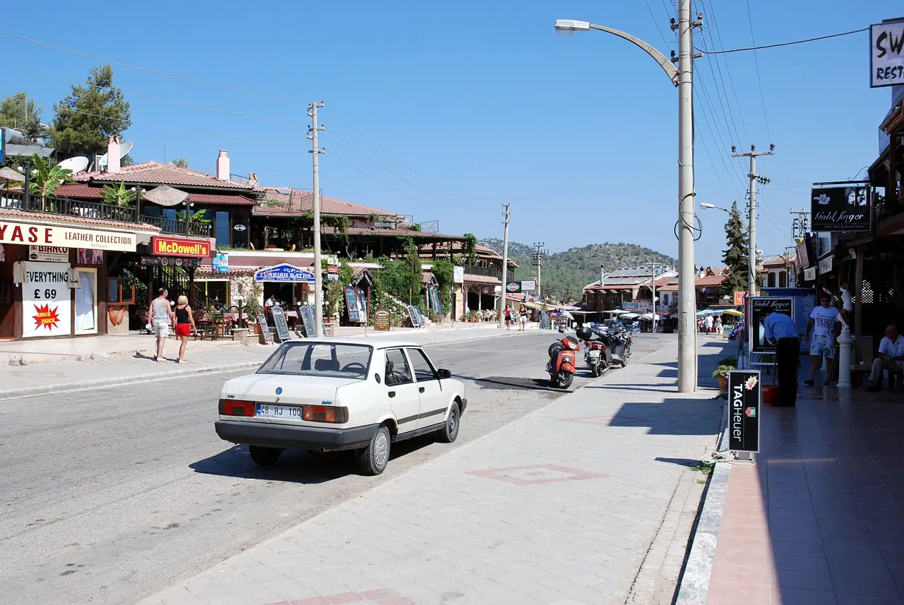 Ölüdeniz'in yukarısında Hisarönü'nün ana caddesi