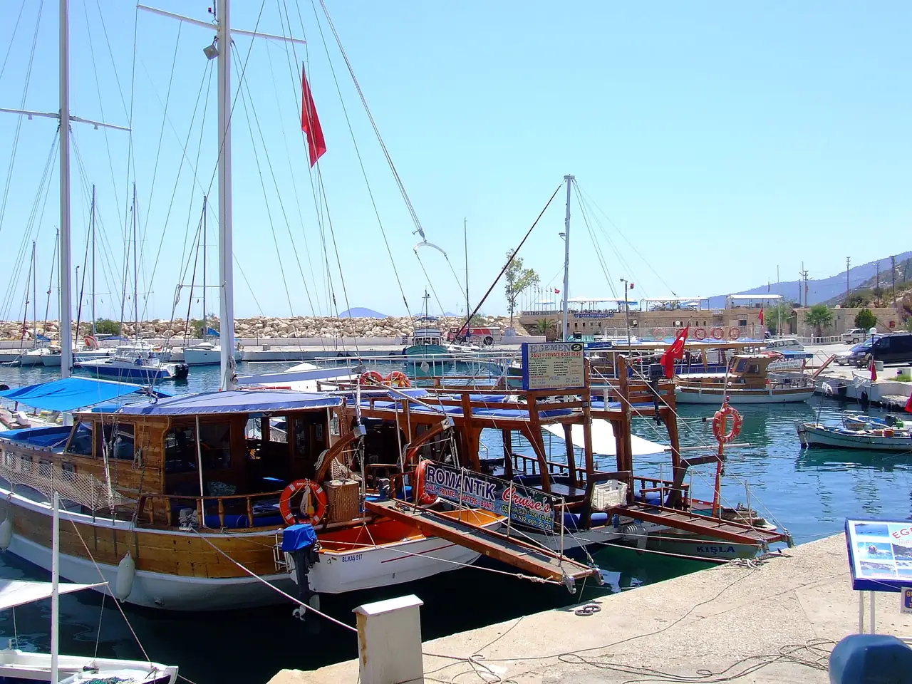 Gulets und Segelboote im Hafen von Kalkan