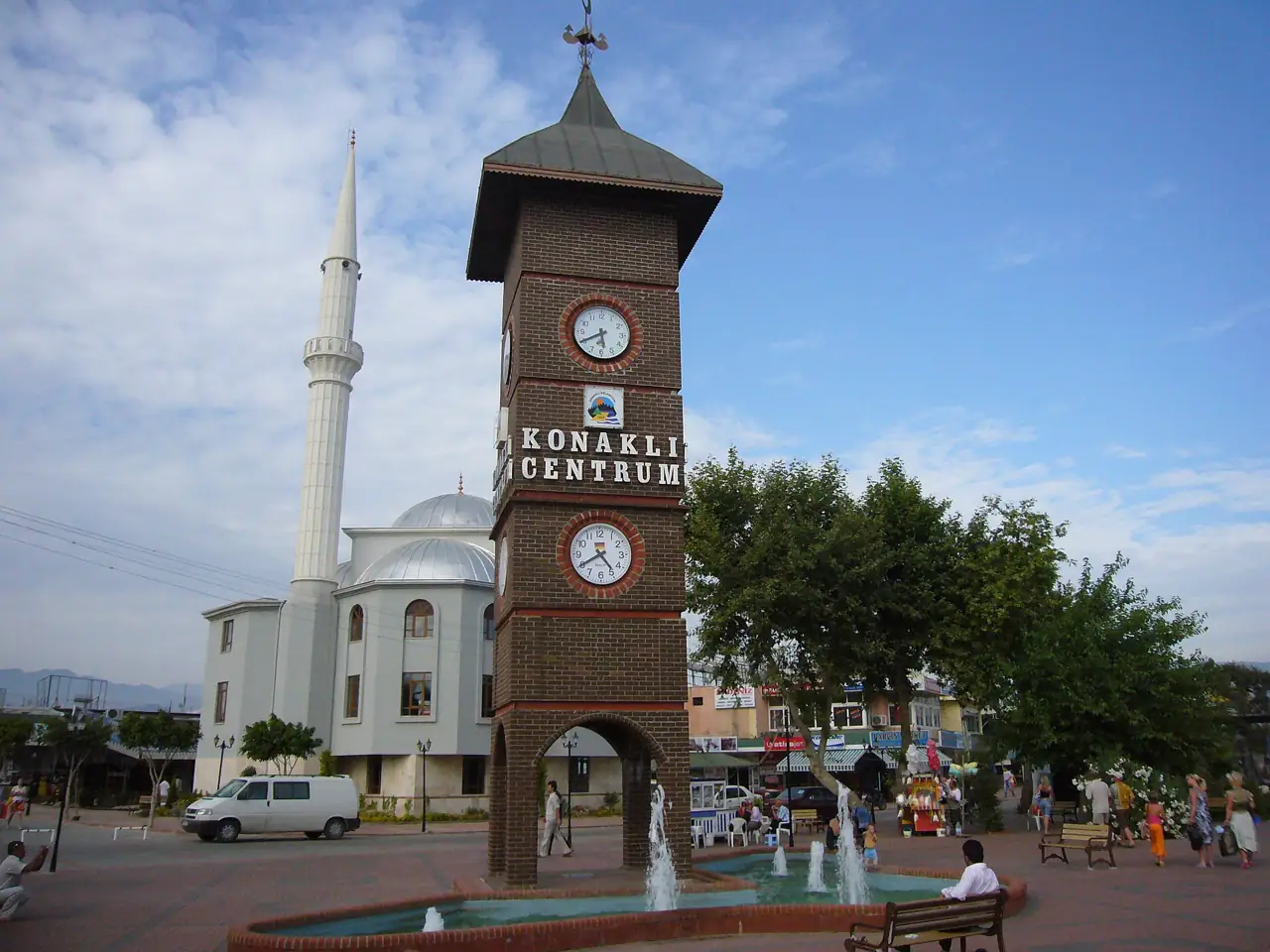 Uhrturm und Moschee im Zentrum von Konaklı