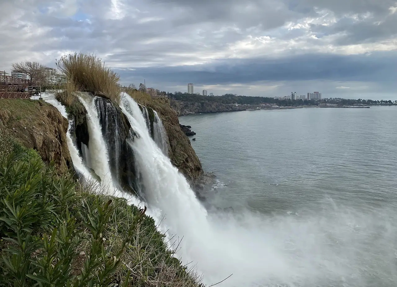 Der Untere Düden-Wasserfall stürzt bei Lara von der Klippe ins Meer