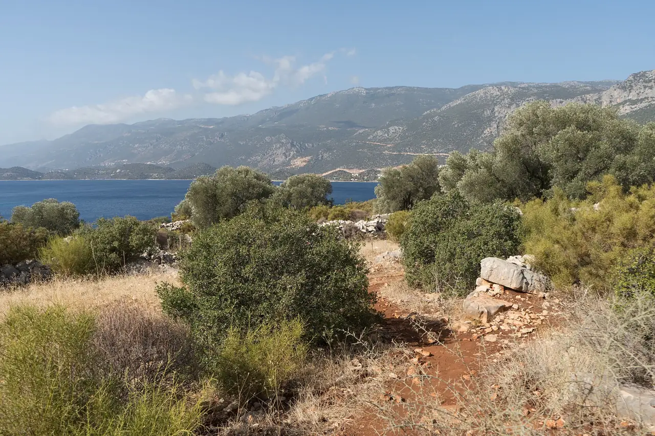 Kaş yakınında Likya Yolu, arkada deniz ve dağlar