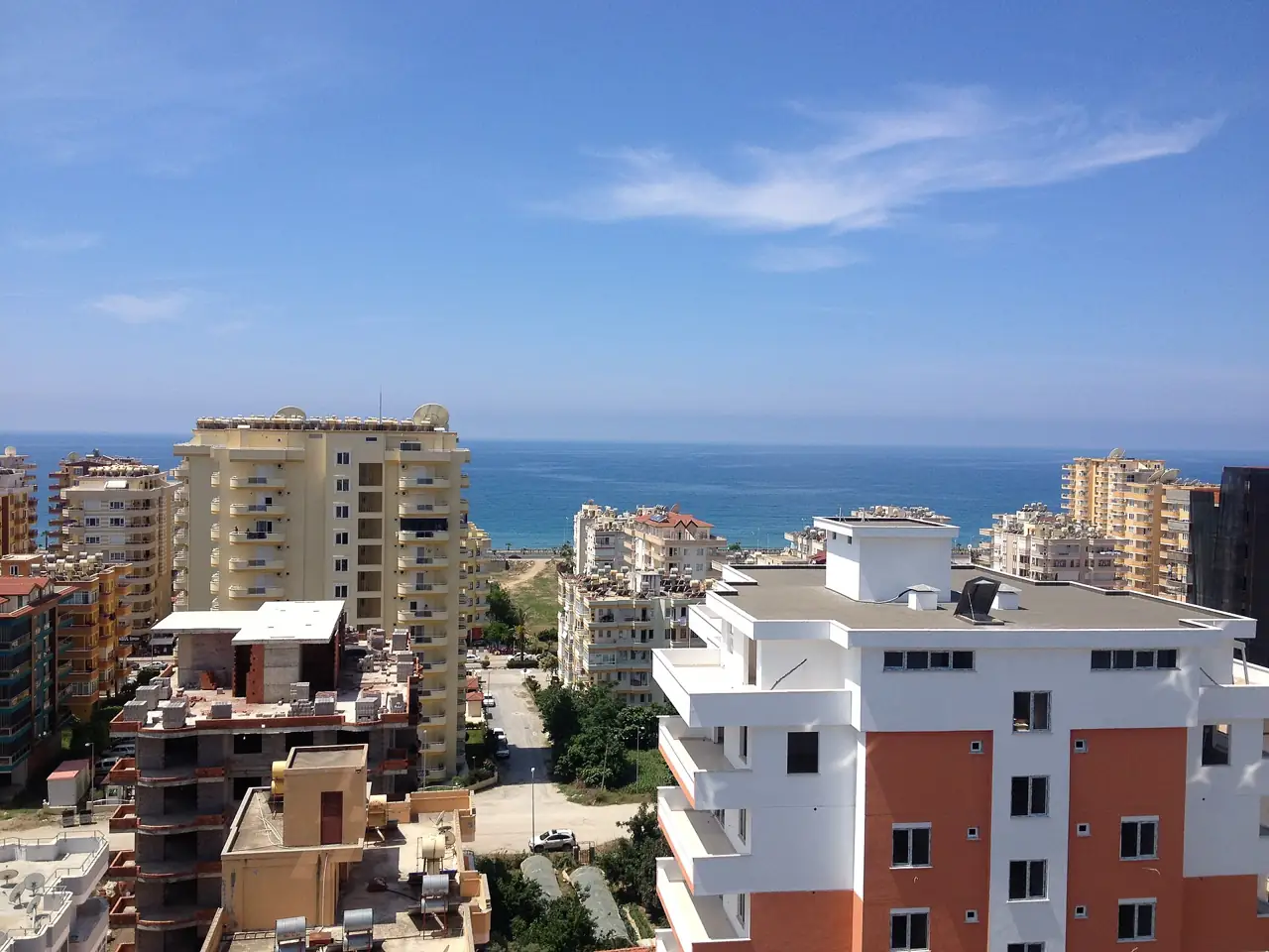 Apartmenthäuser über dem Meer in Mahmutlar bei Alanya