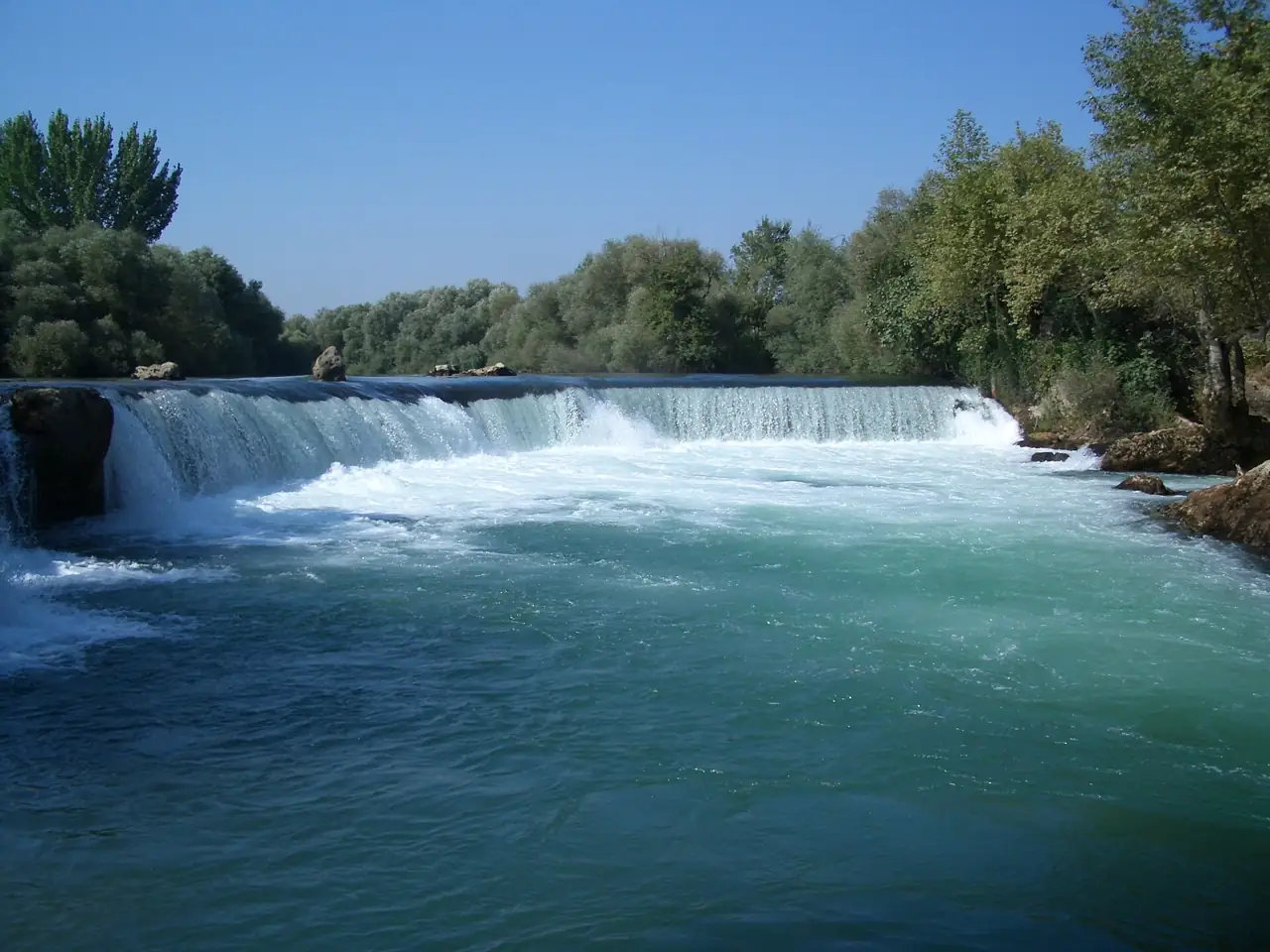 Der breite, niedrige Wasserfall von Manavgat am Manavgat-Fluss