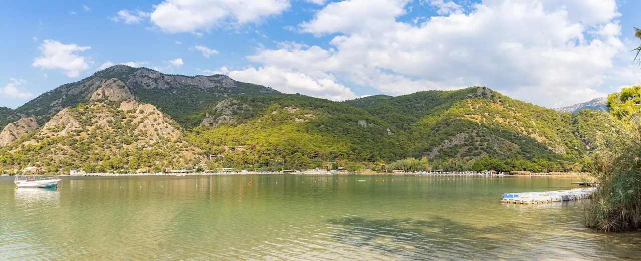 Die ruhige Blaue Lagune von Ölüdeniz mit grünen Bergen dahinter