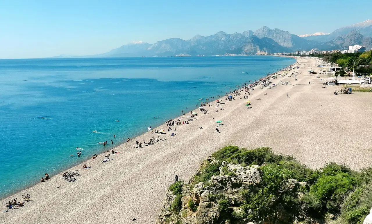 Clear turquoise water along Konyaaltı Beach in Antalya, with the Taurus Mountains behind