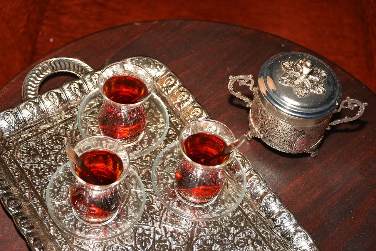 Gümüş tepside ince belli bardaklarda çay