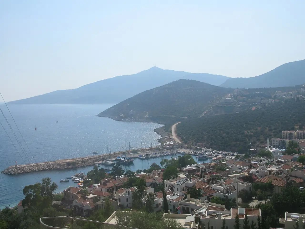 Kalkan’ın yamaçtan limana inen beyaz evleri
