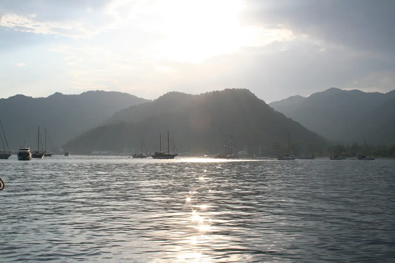 Akşam ışığında Göcek koyunda demirli tekneler