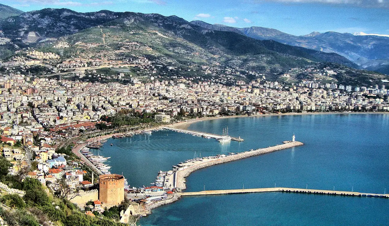 Hafen von Alanya und der Rote Turm vom Burgberg aus gesehen