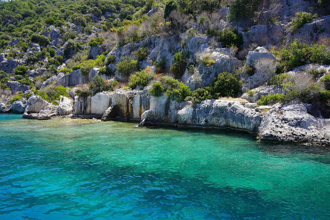 Kekova batık kentinde turkuaz suyun yarısına gömülü kalıntılar