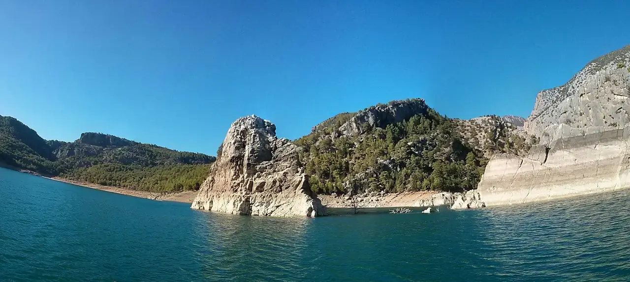 Kayalık yamaçlar arasında zümrüt renkli Yeşil Kanyon baraj gölü
