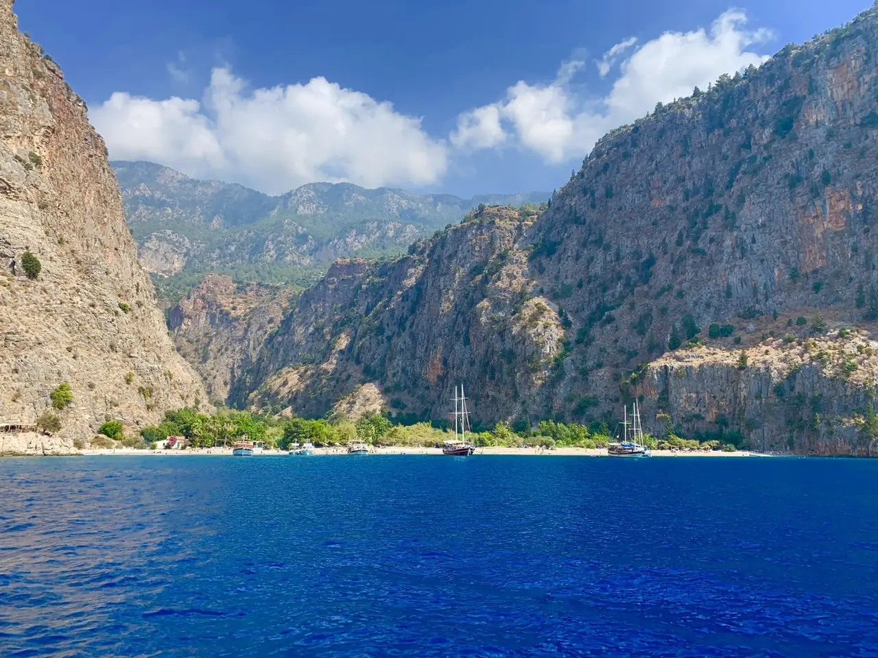 Ölüdeniz yakınında dik yamaçların dibindeki Kelebekler Vadisi plajı