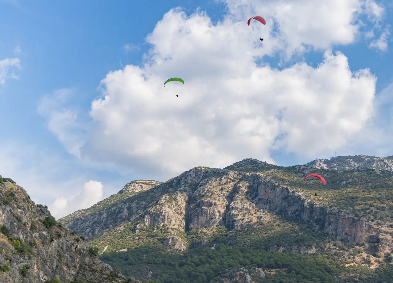 Ölüdeniz dağlarının üzerinde yamaç paraşütçüleri