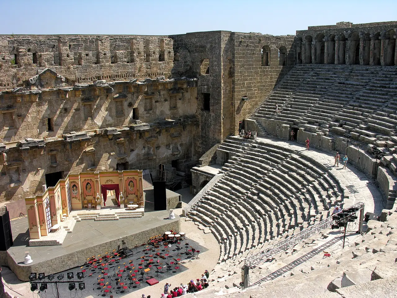 Het Romeinse theater van Aspendos met het toneelgebouw en de zitrijen