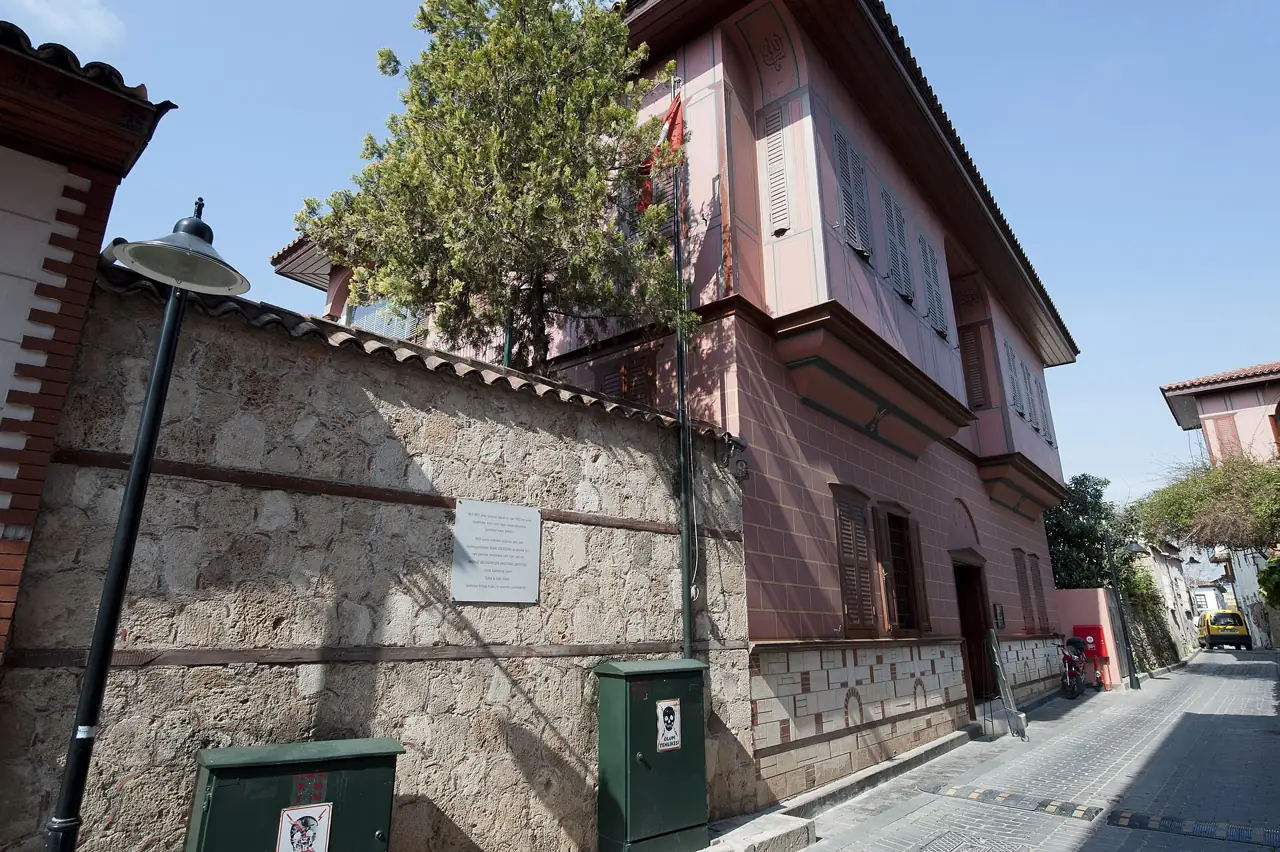 Odrestaurowane domy osmańskie w spokojnej uliczce Kaleiçi