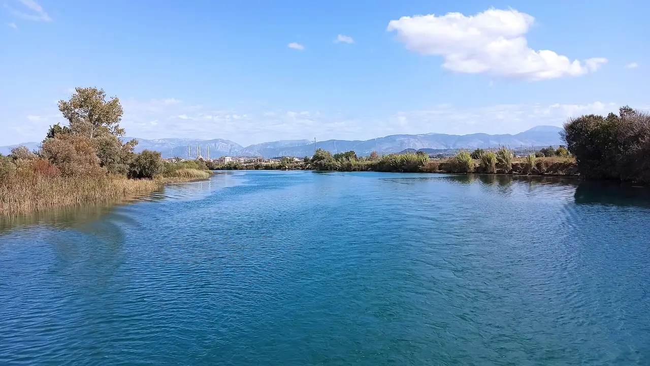 Spokojna rzeka Manavgat z górami Taurus w oddali