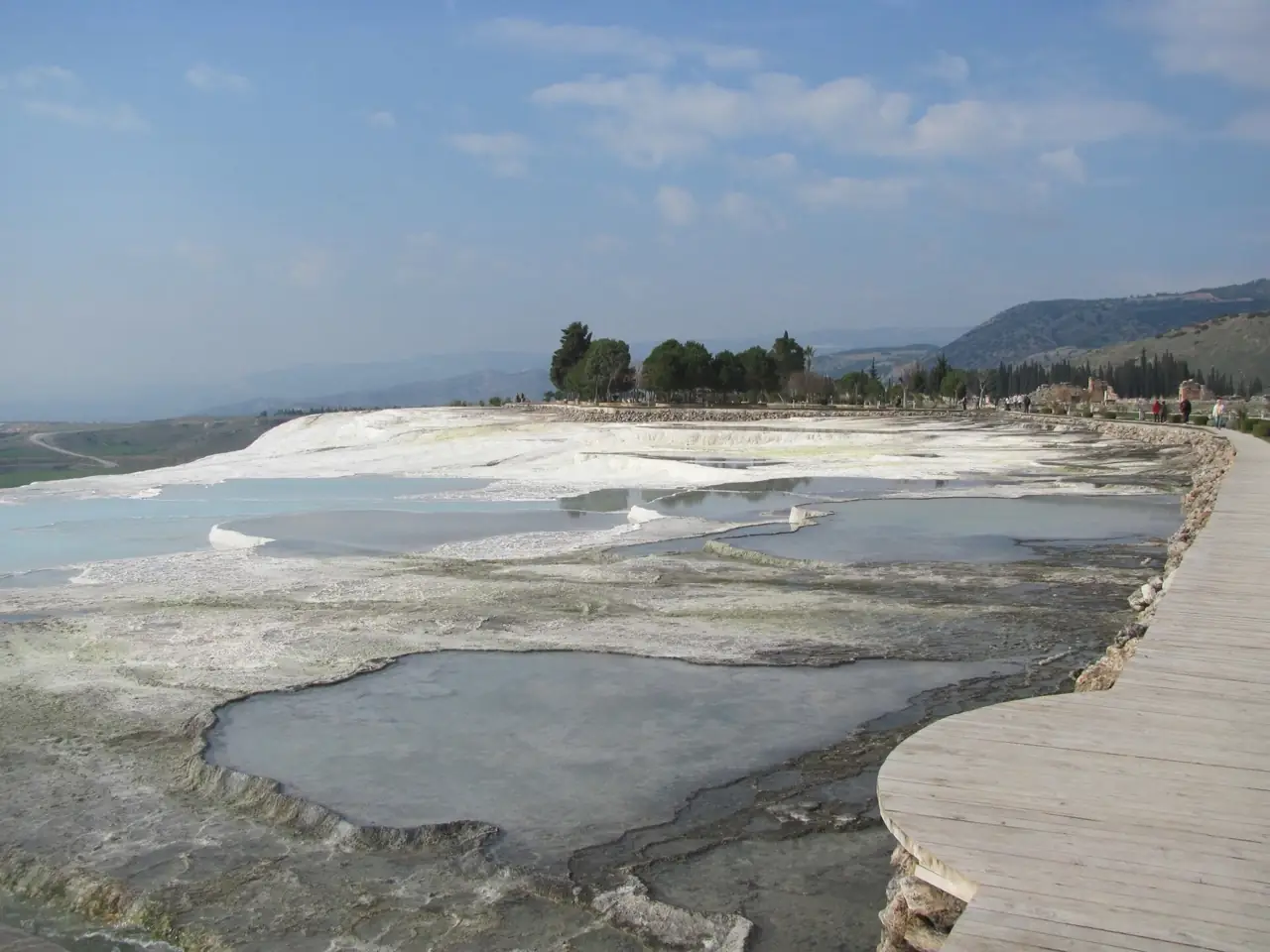 Pamukkale'de havuzlu beyaz traverten teraslar