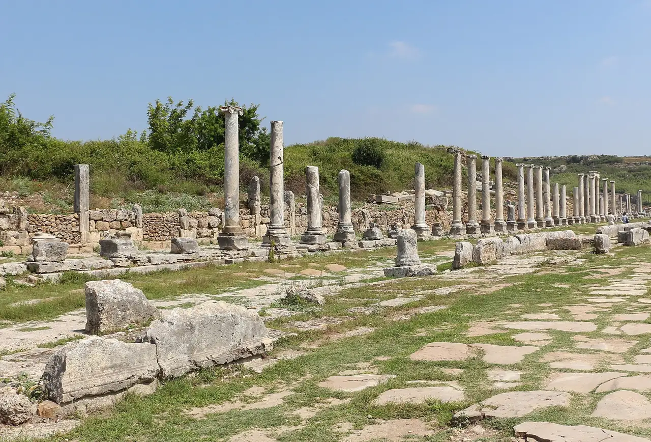 Antik Perge'nin sütunlu ana caddesi