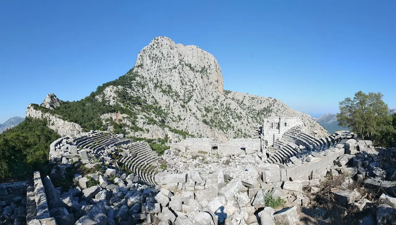 Kayalık bir dağ zirvesinin altında Termessos tiyatrosu