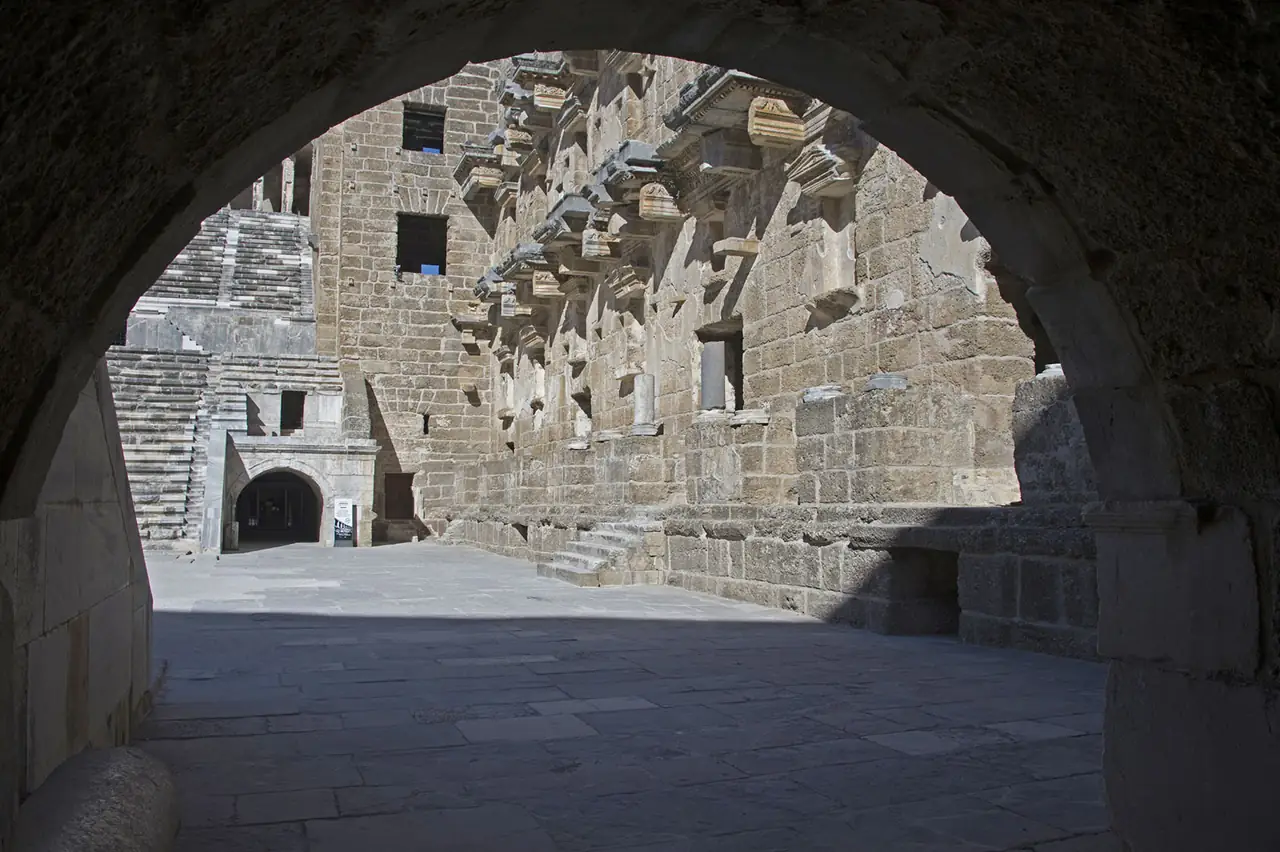 Tonozlu bir geçitten Aspendos Roma tiyatrosuna bakış